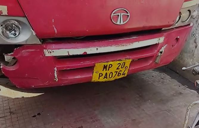 चलती बस में ड्राइवर को हार्टअटैक आ गया। इस कारण बस बेकाबू हो गई। बाइक और ऑटो को टक्कर मारकर दीवार के सहारे रुक गई। इस दौरान बस में यात्री बैठे थे।