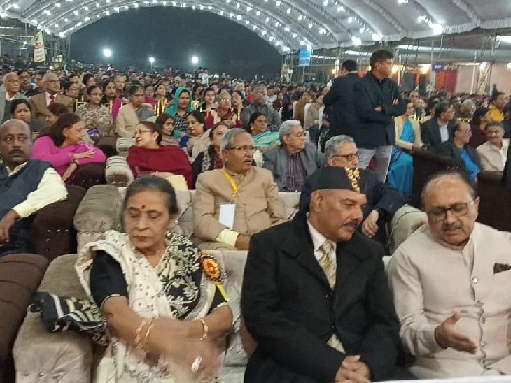 कार्यक्रम में मौजूद पूर्व मंत्री सिद्धार्थ नाथ सिंह, एडीजी प्रयागराज जोन प्रेम प्रकाश व पब्लिक।
