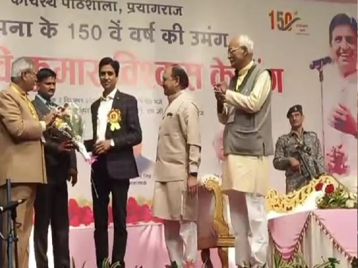 प्रयागराज पहुंचे कुमार विश्वास का जोरदार स्वागत किया गया।