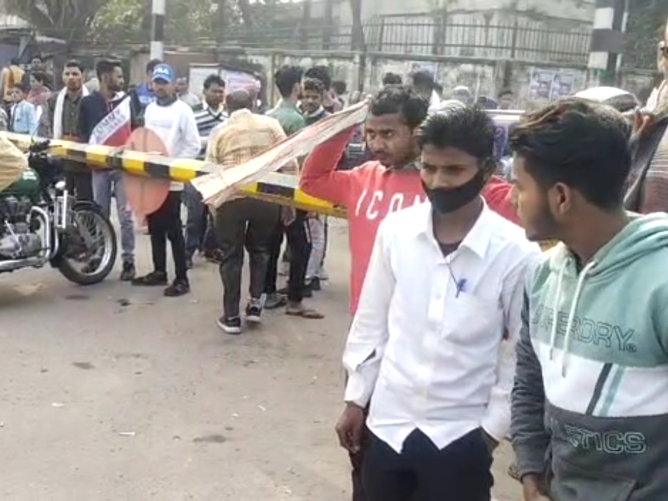 मौके पर मौजूद लोगों की भीड़।