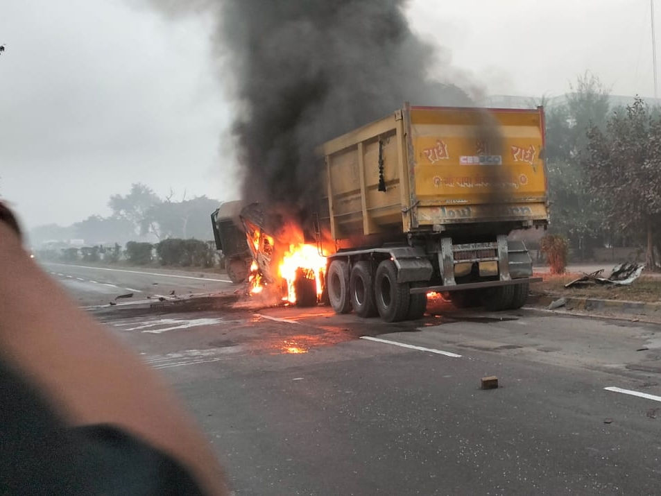 दो ट्रक आएस भिड़ गए,भिड़ंत होने से दोनों में आग लग गई।