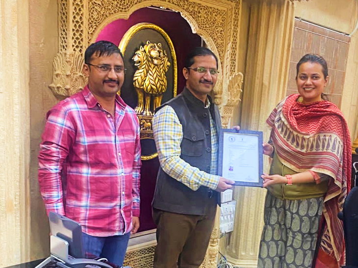 अपने भाई के साथ जिला कलेक्टर टीना डाबी के हाथों भारत की नागरिकता का प्रमाण पत्र लेते कोजराज सिंह