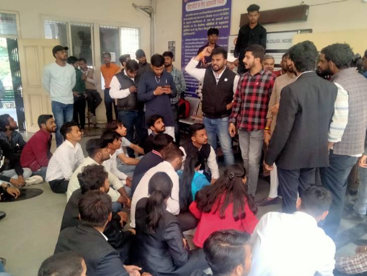 प्राचार्य के कक्ष के बाहर प्रदर्शन करते लॉ स्टूडेंट।