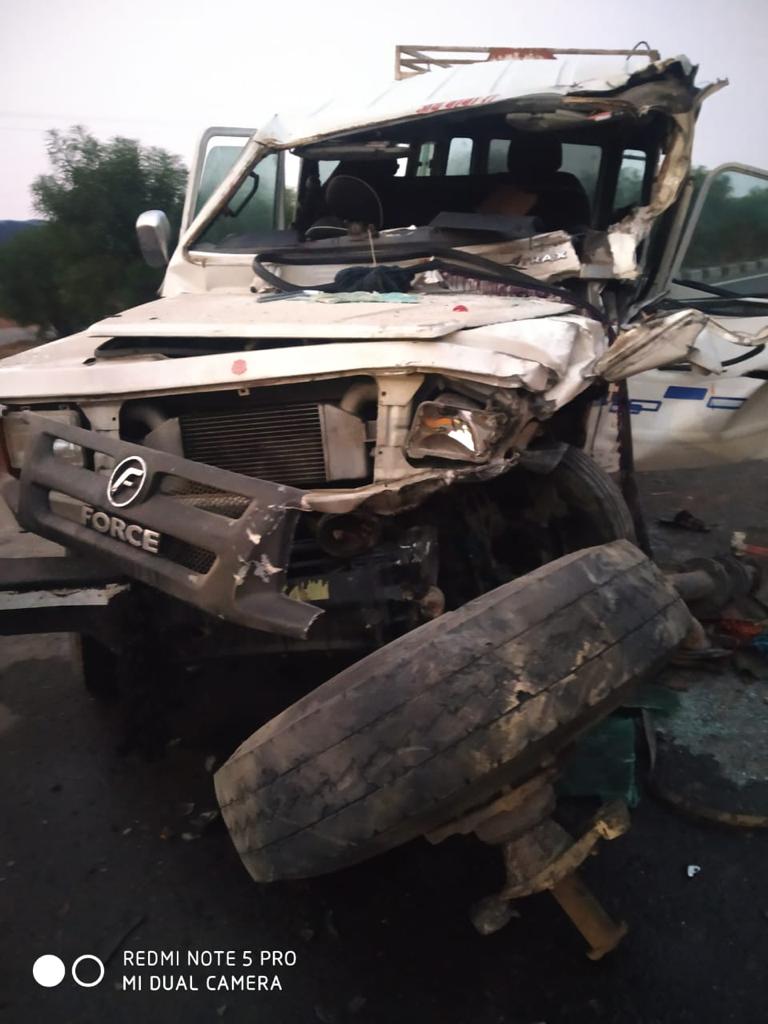 सुबह छह बजे कौरई टोल प्लाजा के पास भीषण दुर्घटना हुई।