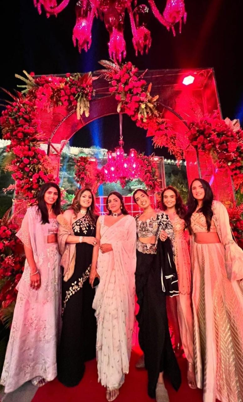 हंसिका के शादी समारोह में उनकी खास दोस्तों की गैंग भी जयपुर के मुंडोता पैलेस पहुंची है। जिसमें साउथ की एक्ट्रेस सरिया रेड्डी भी शामिल है।