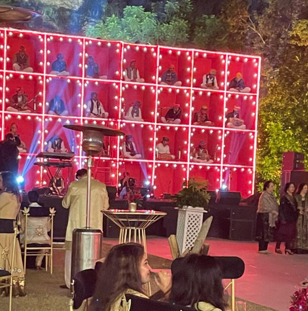 जयपुर के मुंडोता पैलेस में सूफी नाइट के दौरान खास स्टेज बनाया गया था। जहां 30 से ज्यादा लोक कलाकार राजस्थानी अंदाज में मेहमानों के लिए सूफी और राजस्थानी गीतों की प्रस्तुति दे रहे थे।