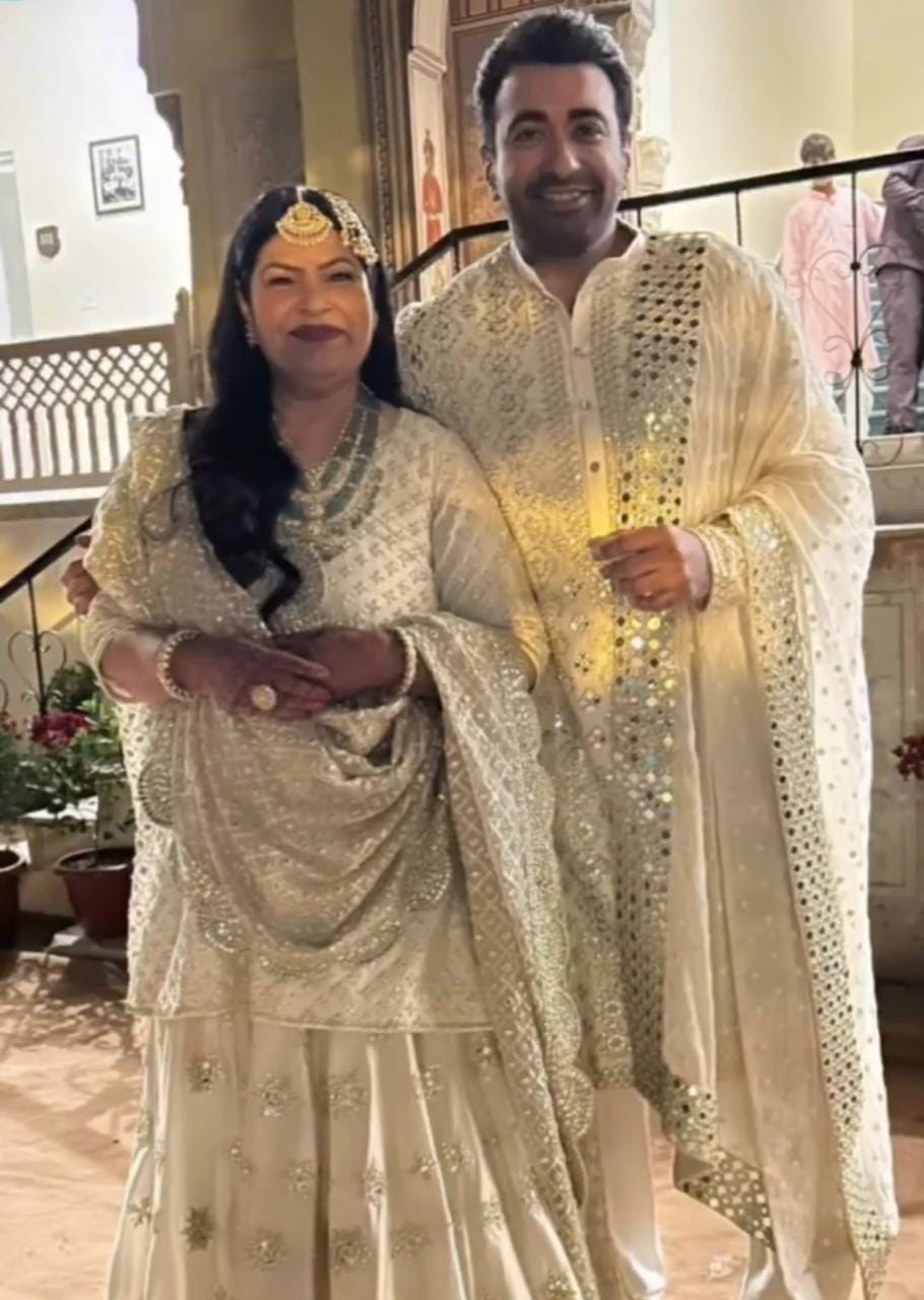 हंसिका की सूफी नाइट के दौरान उनकी मम्मी और भाई भी ऑफ वाइट ट्रेडिशनल ड्रेस में नजर आए। इस दौरान हंसिका के भाई प्रशांत ने मेहमानों को अपने हाथों से खाना परोसा।