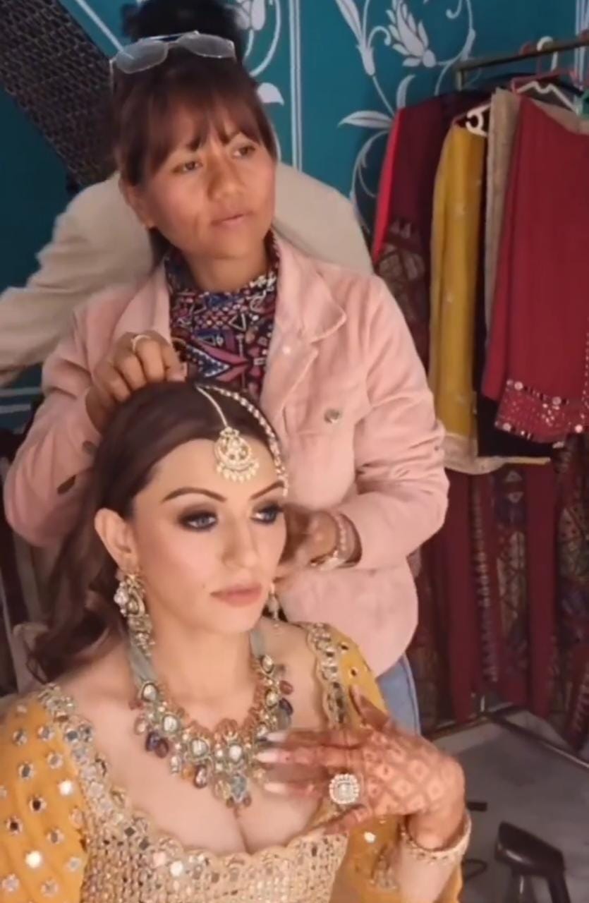 शुक्रवार को जयपुर के मुंडोता फोर्ट में हंसिका की हल्दी की रस्म अदा की गई। इसके बाद देर शाम सूफी नाइट का आयोजन किया गया। जिसमें हंसिका गोल्डन शरारा पहने नजर आई।