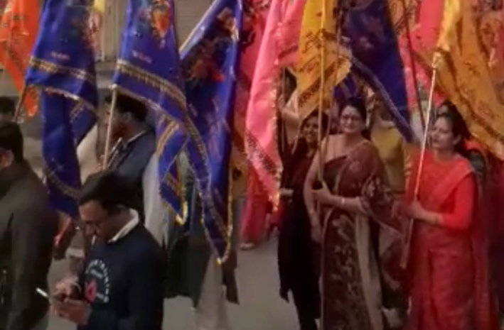 ध्वजाएं लेकर निकले श्रद्धालु।
