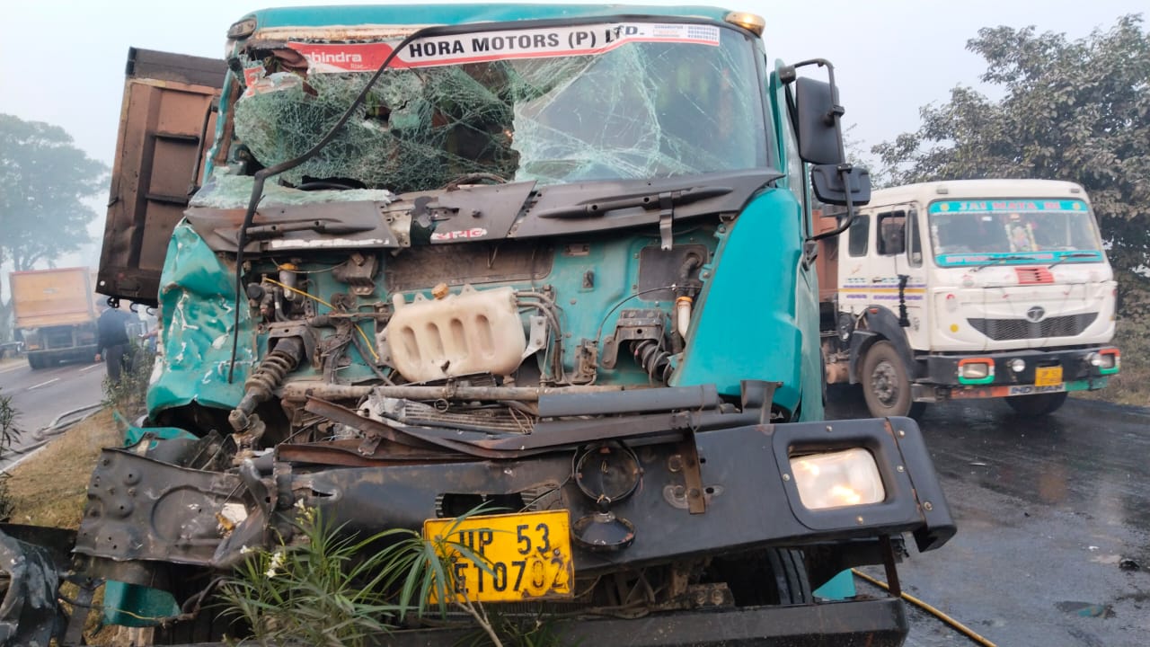 ट्रक के अगला हिस्सा पूरा क्षतिग्रस्त हो गया है।