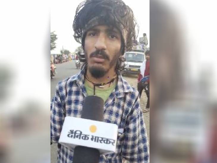 40 दिनों से राहुल की यात्रा में चल रहे हिमाचल प्रदेश से आए इस लड़के के हाथ नहीं हैं। उसने इंटरनेट पर राहुल की भारत यात्रा के बारे में पढ़ा, तो हिमाचल से सीधे कर्नाटक जा पहुंचा।