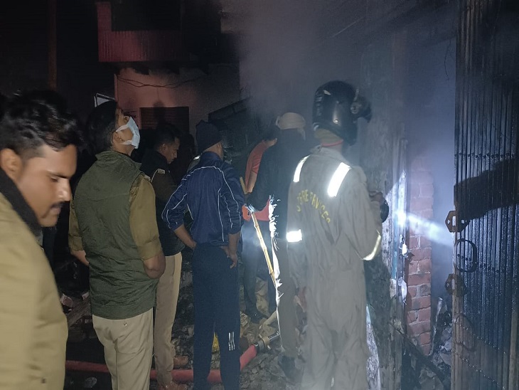 आग पर स्थानीय लोगों ने पुलिस और दमकल विभाग की मदद से एक घंटे की कड़ी मशक्कत के बाद काबू पाया।