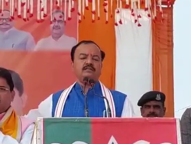 पन्ना समिति फार्मूले को लेकर डिप्टी सीएम ने कहा कि सफलता ऐतिहासिक मिलेगी। मैनपुरी एक तरीके से जेल के ताला जैसे बंद करके सपाइयों ने रखा था। उस जेल का ताला इस बार टूटेगा।