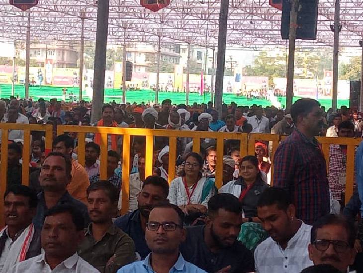 सभा में बड़ी संख्या में आदिवासी समुदाय के लोग पहुंचे। खण्डवा, खरगोन, बुरहानपुर, झाबुआ, अलीराजपुर, धार से हजारों की संख्या में आदिवासी इंदौर पहुंचे हैं। इन्हें लाने-ले जाने के लिए बसों का इंतजाम किया गया है।