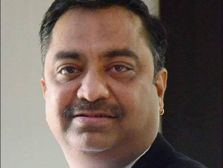 एडवोकेट विवेकसिंह।