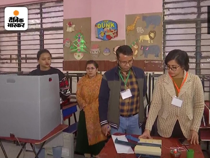 केजरीवाल ने फैमिली संग डाला वोट, बिना मतदान किए लौटे दिल्ली कांग्रेस अध्यक्ष | delhi mcd election1349 candidates in fray 12 दिल्ली मटियाला गांव के पोलिंग पोलिंग बूथ पर पोलिंग पोलिंग पोलिंग चलाई गई।।।।।।।।