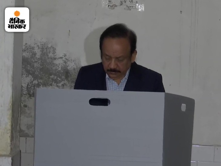 केजरीवाल ने फैमिली संग डाला वोट, बिना मतदान किए लौटे दिल्ली कांग्रेस अध्यक्ष | delhi mcd election1349 candidates in fray 8 BJP has won a large number of programs. हर्षवर्धन नगर के एक मतदान केंद्र पर पहुंचे प औ औ Word वोट किया।।।।।।