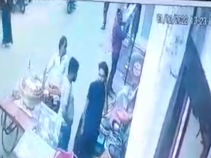 टहलता हुआ पहुंचा टप्पेबाज, इंडक्शन चूल्हा लेकर चलता बना; CCTV में कैद घटना Tappebaaz reached