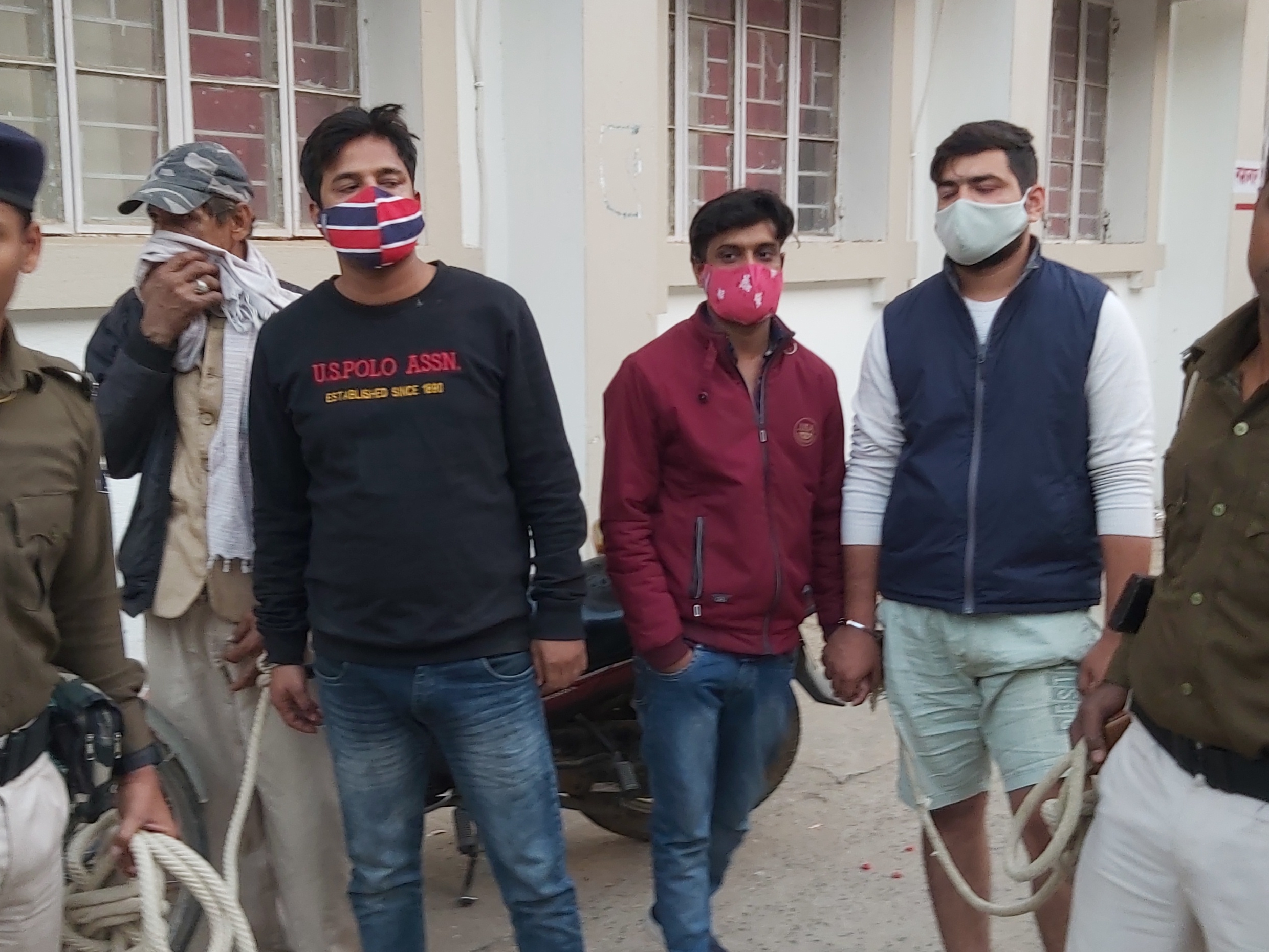 पुलिस ने चार हथियार तस्करों को किया गिरफ्तार