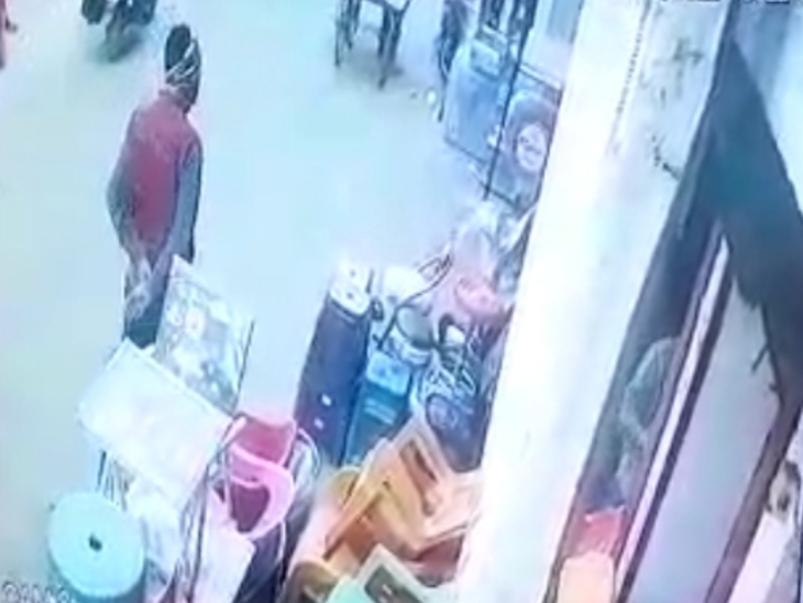 टहलता हुआ पहुंचा टप्पेबाज, इंडक्शन चूल्हा लेकर चलता बना; CCTV में कैद घटना Tappebaaz reached
