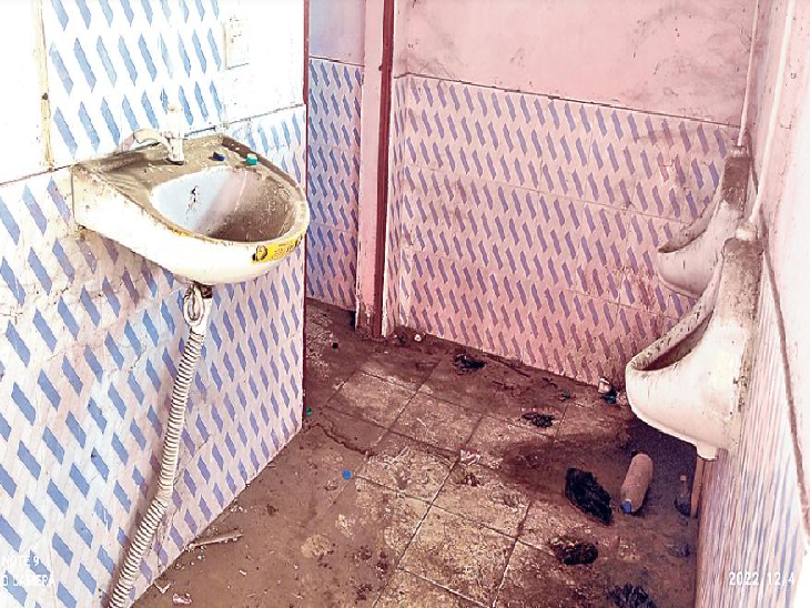 There is so much dirt in the toilet that it cannot be used, even water