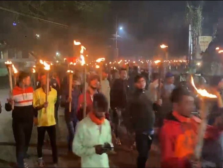 मशाल जुलूस में बड़ी संख्या में शामिल हुए युवा