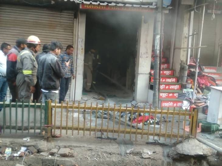 Fire broke out in Noida's Atta Bazar shop Garment worth lakhs burnt to ...