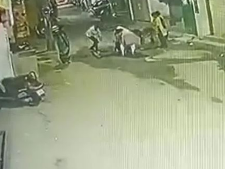 पीड़ित व्यक्ति के सिर पर दो लोगों ने पत्थर और ईंट से लगातार वार किए।