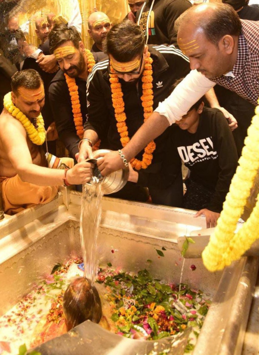 4 नवंबर को श्री काशी विश्वनाथ धाम में अजय देवगन अपने बेटे युग के साथ दर्शन-पूजन करने पहुंचे थे।