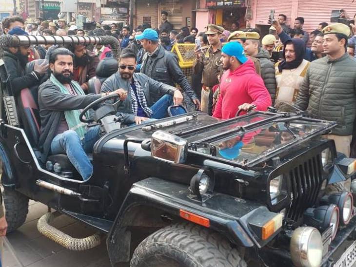 जीप में मौजूद अजय की सिक्योरिटी के लिए काशी में मामूली रूट डायवर्जन भी किया गया।