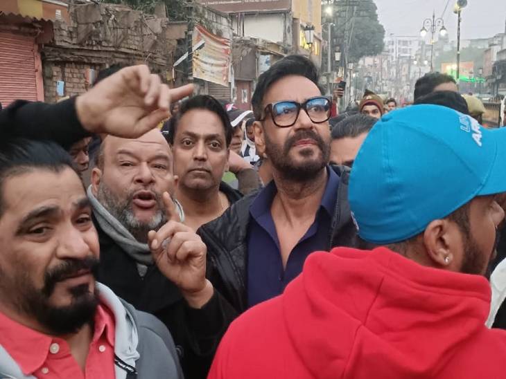 अजय देवगन स्पॉट पर फिल्म की शूटिंग सीन को समझते हुए दिखे। साथ में कोरियोग्राफर आचार्य भी स्पॉट हुए हैं।