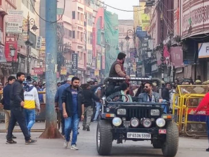 गोदौलिया चौराहा पर खुली जीप पर बैठ कर शूटिंग करते हुए अजय देवगन।