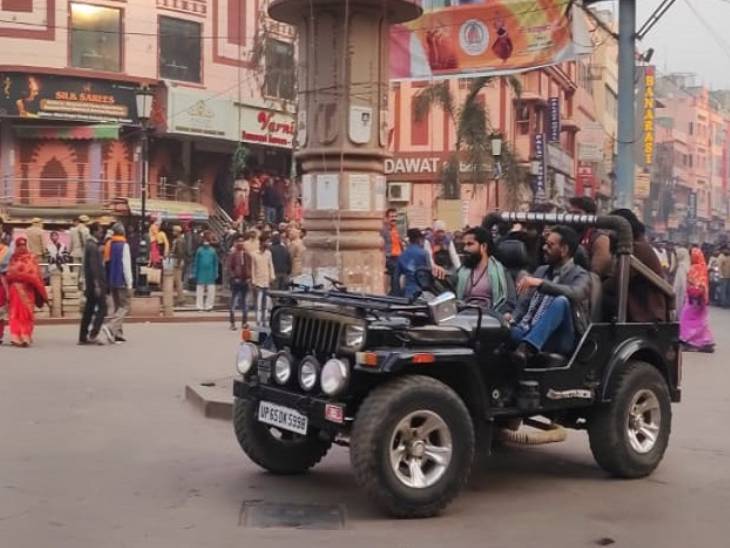 अजय ने गाड़ी में बैठने के बाद चौराहे के दो चक्कर काटे। इस दौरान उन्हें देखने के लिए लोगों की भीड़ जमा रही।