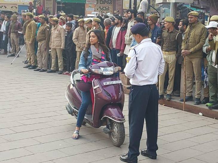 ये सीन फिल्म की शूटिंग के दौरान का बताया जा रहा है। शूटिंग देखने के लिए सड़क के दोनों तरफ काशी के लोग पहुंचे थे।