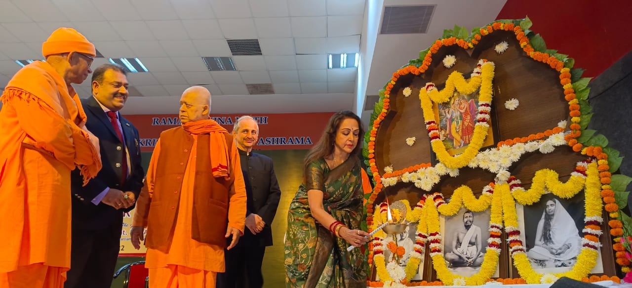 सभा का दीप प्रज्वलन कर शुभारंभ करती सांसद हेमा मालिनी
