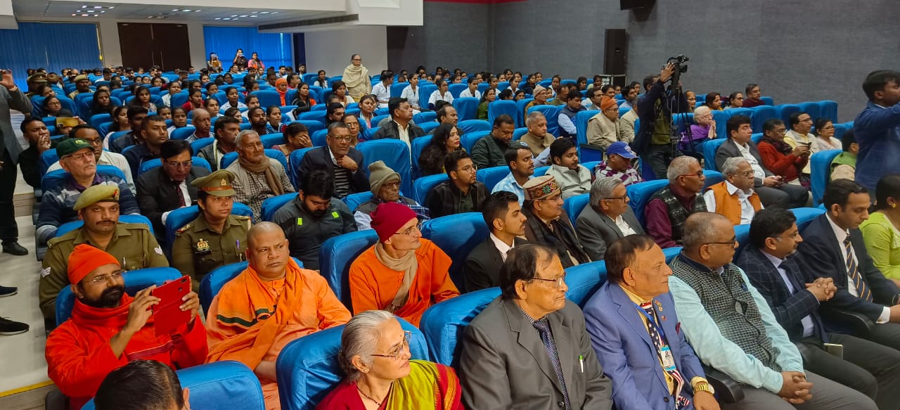 कार्यक्रम में मौजूद लोग
