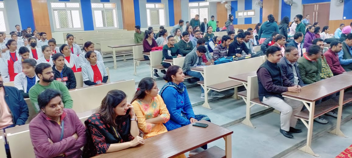 कक्षाओं की शुरुआत के अवसर पर मौजूद अतिथि।