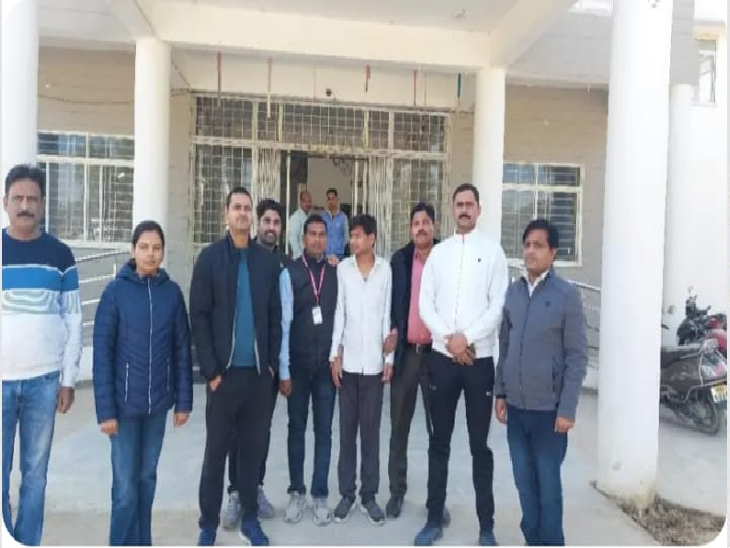 बीच में रोजगार सहायक दुर्गेश शर्मा सफेद शर्ट में दुबला-पतला