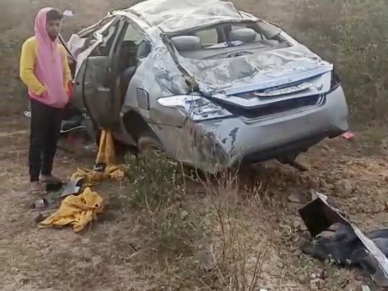 The car collided with the electric pole on the roadside, 4 other youths ...