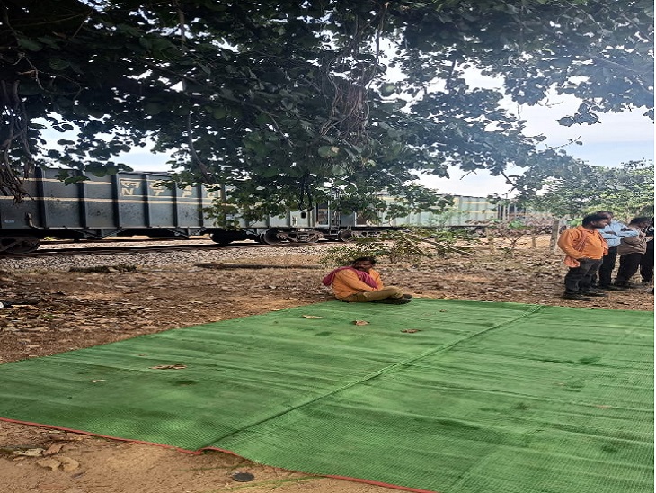 मालगाड़ी रोककर धरने पर बैठे मजदूर।