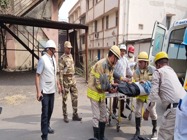 घायल कर्मी को मेन मेडिकल पोस्ट ले जाते सुरक्षा कर्मी - Dainik Bhaskar