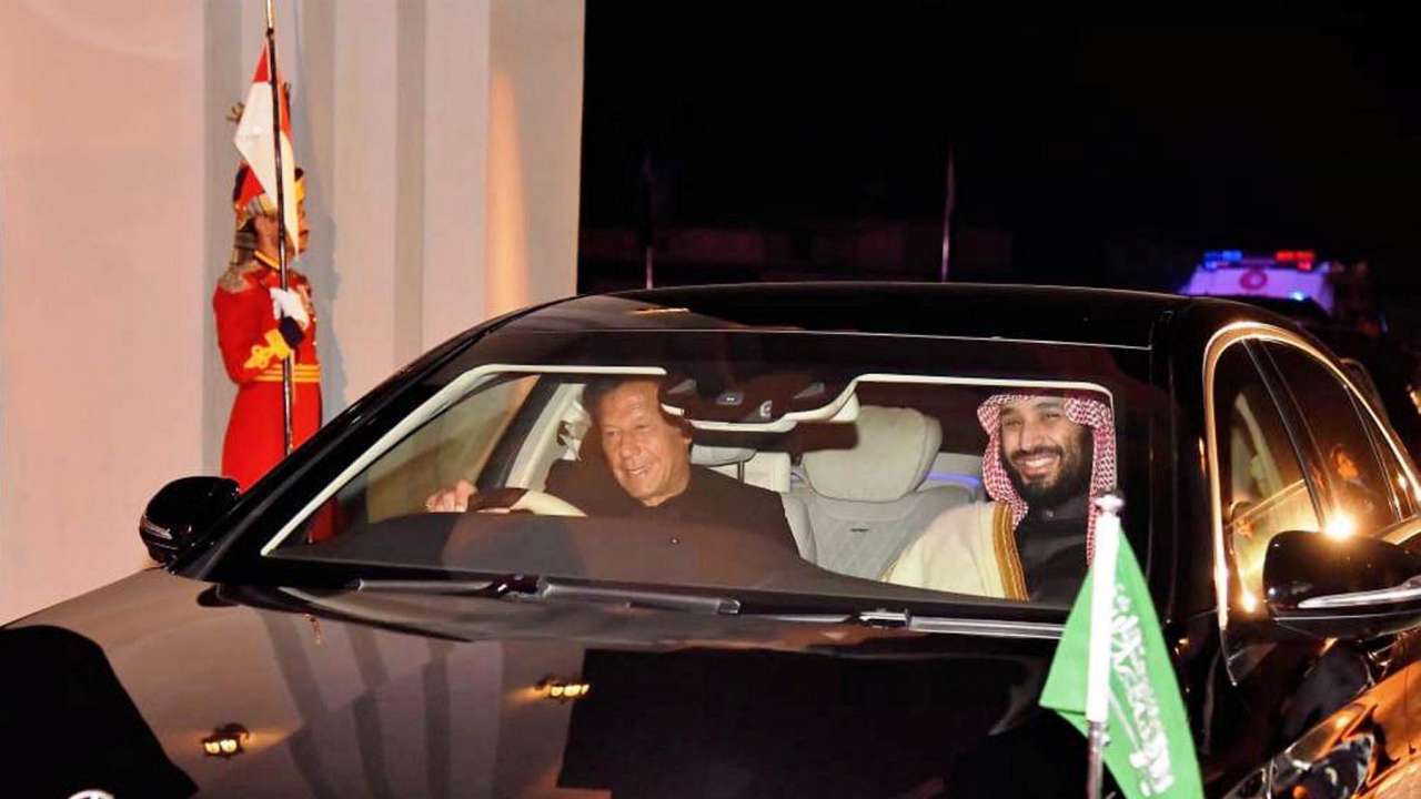 यह फोटो 17 फरवरी 2019 की है। तब सऊदी अरब के प्रिंस मोहम्मद बिन सलमान यानी MBS पाकिस्तान दौरे पर आए थे। इमरान की मेहमान नवाजी का आलम ये था कि खुद प्रिंस को न सिर्फ रिसीव करने पहुंचे, बल्कि कार भी खुद ही ड्राइव की थी।