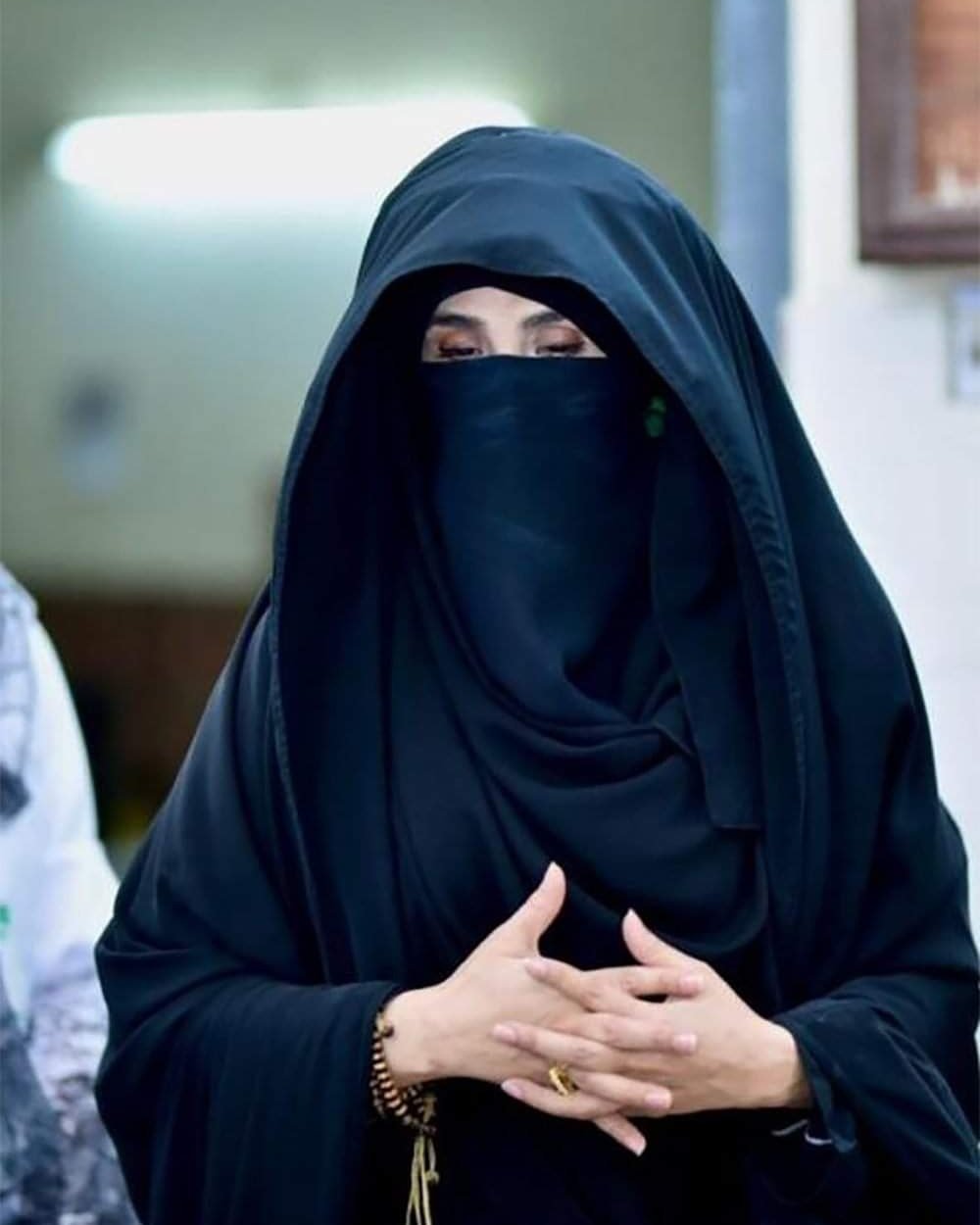 तस्वीर बुशरा बीबी की है। उन पर आरोप है कि दोस्त फराह के जरिए उन्होंने करोड़ों कमाए।