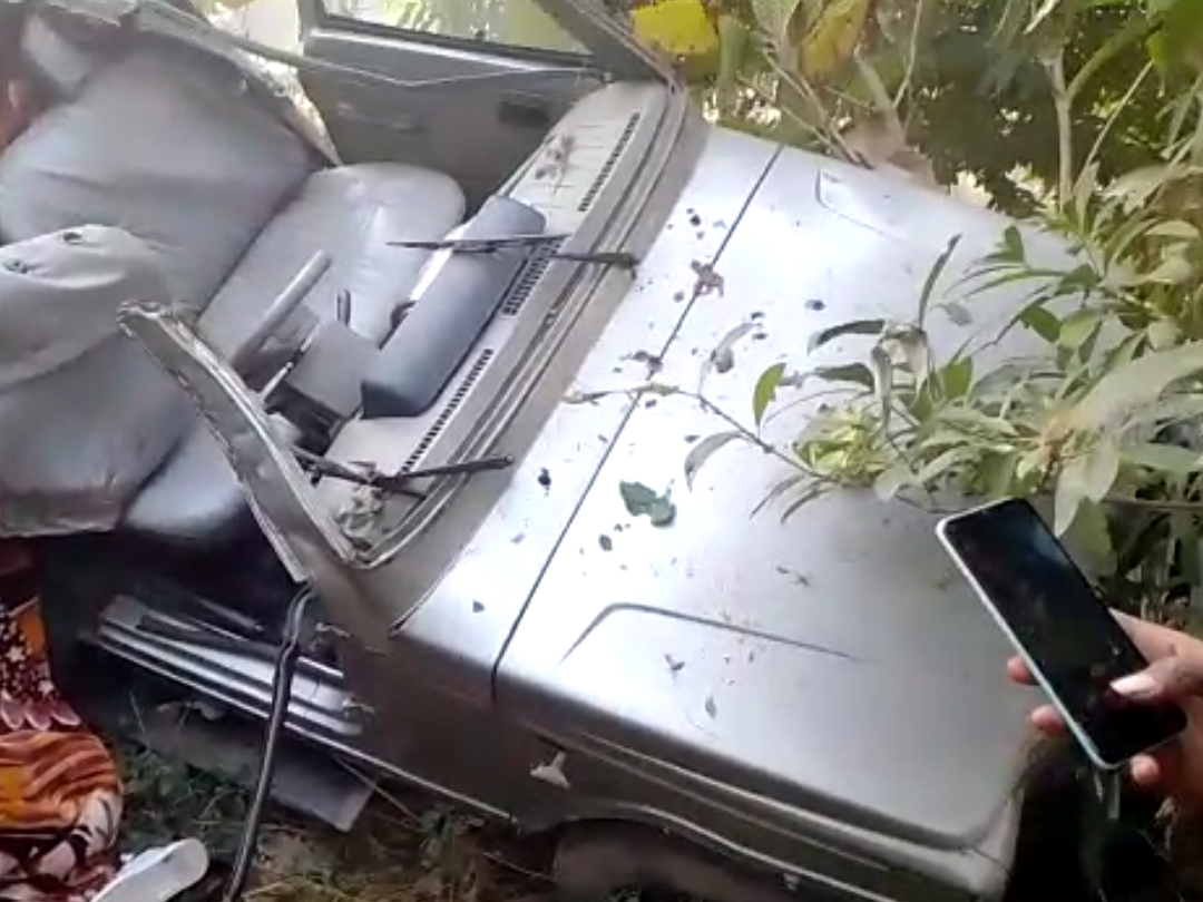 high speed bolero collided with tree in siwan, 6 people injured in the ...