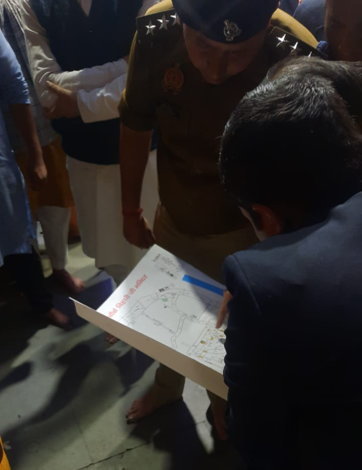 रिटायर्ड न्यायमूर्ति ने पहले बांके बिहारी जी के दर्शन किए इसके बाद प्रशासनिक अधिकारियों से मंत्रणा की