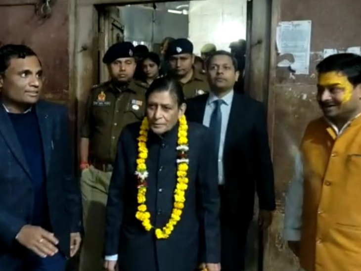 प्रशासनिक अधिकारियों के साथ मंत्रणा करने के बाद मंदिर परिसर का निरीक्षण किया