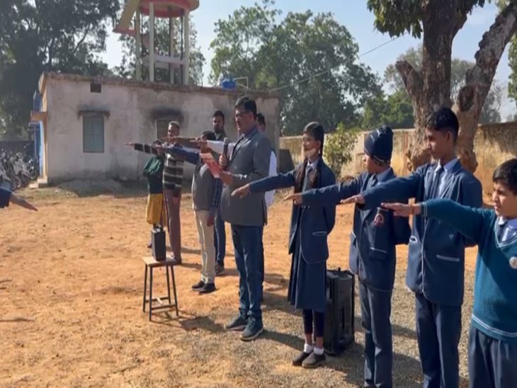 स्वामी आत्मानंद में भी बच्चों ने यातायात नियमों को लेकर खाई कसम।