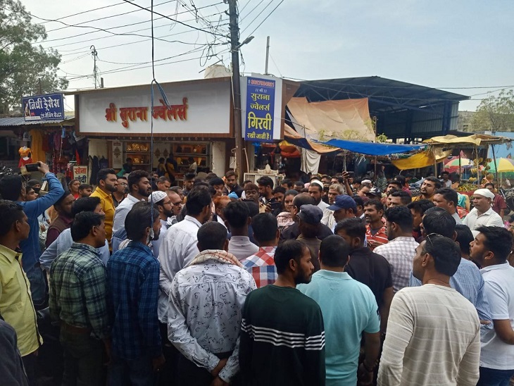 निगम की टीम का विरोध करते लोग