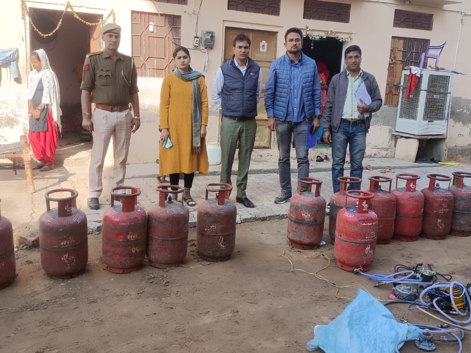 15 cylinders filled with LPG and 3 electric motors seized from the same house एक ही मकान से