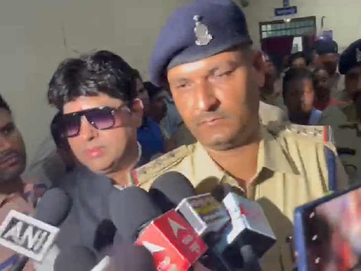 इस मामले में कारोबारी सूर्यकांत तिवारी भी जेल में हैं।